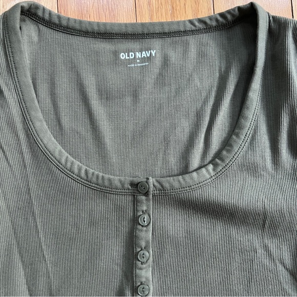 Old Navy scoop neck ribbed Henley top size M - Picture 2 of 3